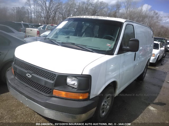 1GCFH15T751178128 - 2005 CHEVROLET EXPRESS G1500  WHITE photo 2