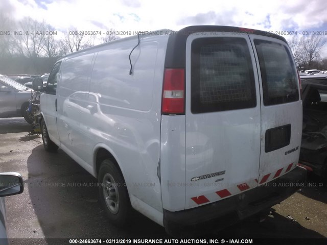 1GCFH15T751178128 - 2005 CHEVROLET EXPRESS G1500  WHITE photo 3