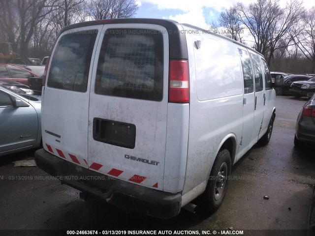 1GCFH15T751178128 - 2005 CHEVROLET EXPRESS G1500  WHITE photo 4