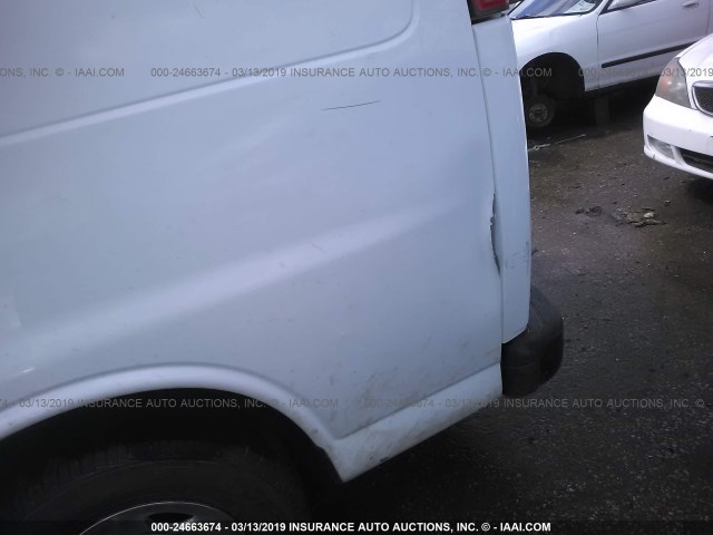 1GCFH15T751178128 - 2005 CHEVROLET EXPRESS G1500  WHITE photo 6