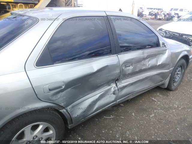 JT2BF28K0X0187350 - 1999 TOYOTA CAMRY LE/XLE 灰色 照片 6