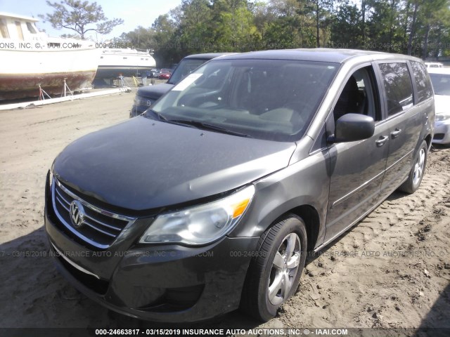 2V4RW3D15AR231175 - 2010 VOLKSWAGEN ROUTAN SE GRAY photo 2