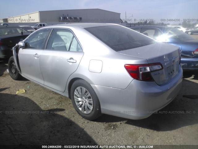 4T1BF1FK0CU028556 - 2012 TOYOTA CAMRY SE/LE/XLE SILVER photo 3