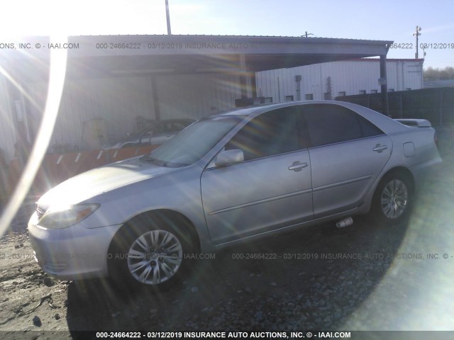 4T1BE32KX2U086788 - 2002 TOYOTA CAMRY LE/XLE/SE SILVER photo 2