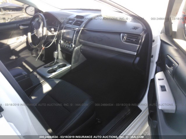 4T1BF1FK0CU635380 - 2012 TOYOTA CAMRY SE/LE/XLE WHITE photo 5