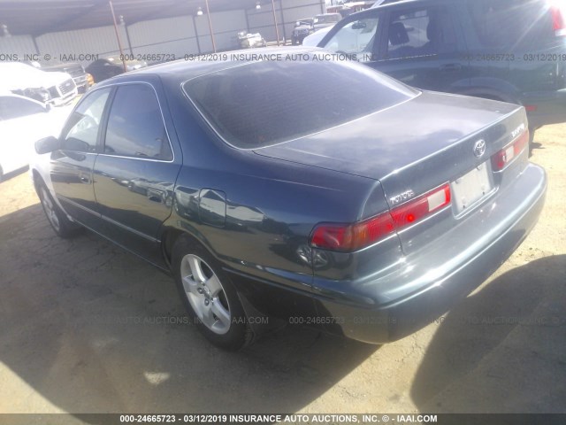 JT2BG22K8W0144959 - 1998 TOYOTA CAMRY CE/LE/XLE GREEN photo 3