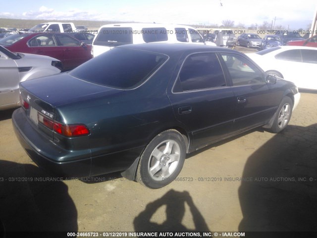 JT2BG22K8W0144959 - 1998 TOYOTA CAMRY CE/LE/XLE GREEN photo 4