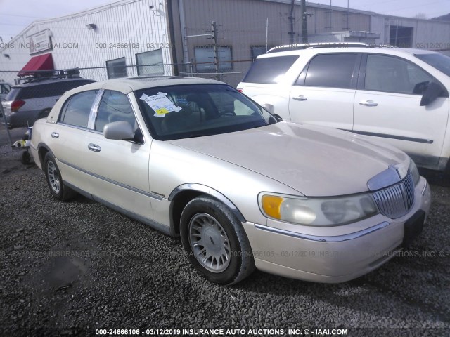 1LMFM83W8WY713666 - 1998 LINCOLN TOWN CAR CREAM photo 1