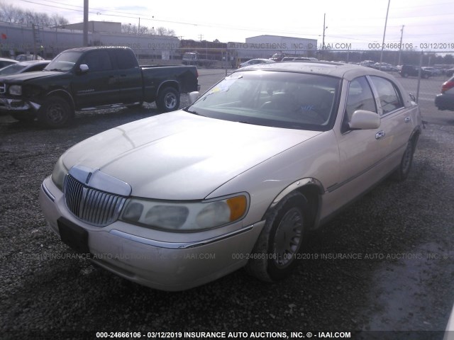 1LMFM83W8WY713666 - 1998 LINCOLN TOWN CAR CREAM photo 2