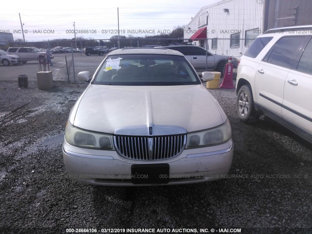 1LMFM83W8WY713666 - 1998 LINCOLN TOWN CAR CREAM photo 6