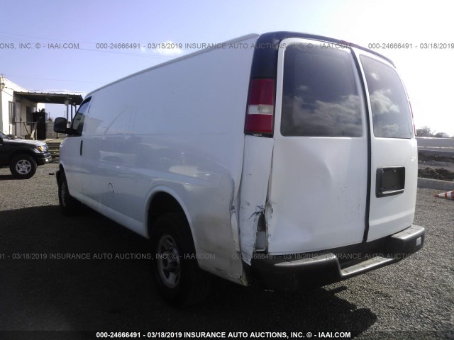 1GTGG29C781174799 - 2008 GMC SAVANA G2500 WHITE photo 3