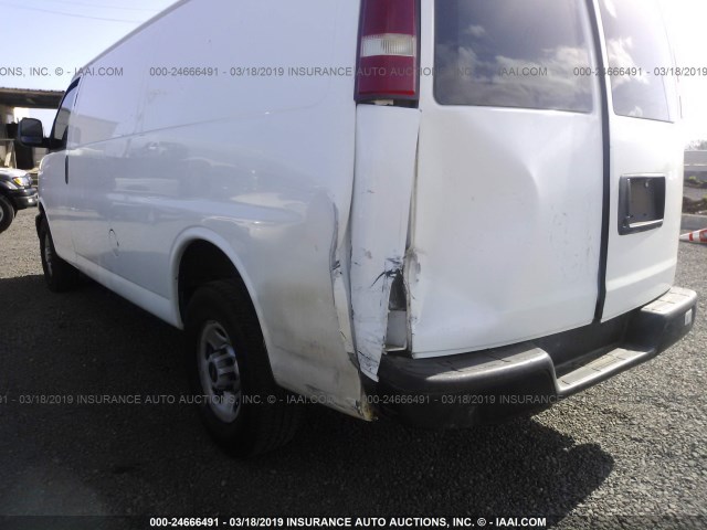 1GTGG29C781174799 - 2008 GMC SAVANA G2500 WHITE photo 6