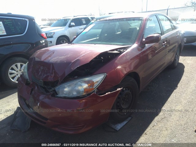 4T1BE32KX2U043522 - 2002 TOYOTA CAMRY LE/XLE/SE RED photo 2