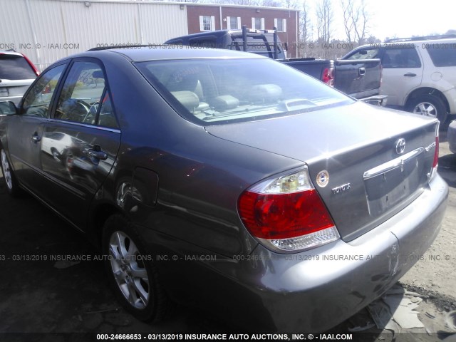 4T1BF30K45U598776 - 2005 TOYOTA CAMRY LE/XLE/SE GRAY photo 3