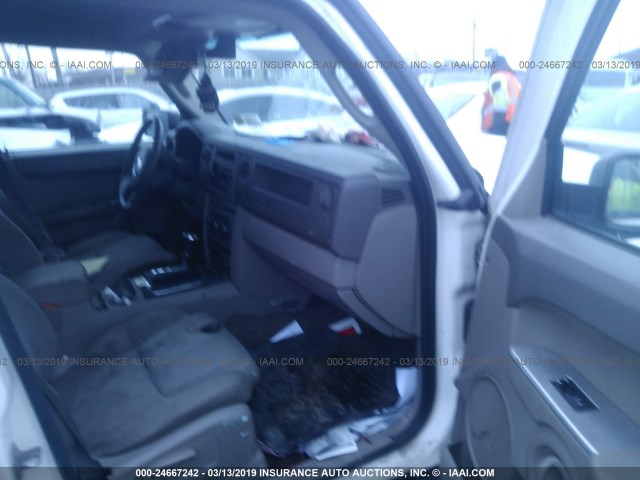1J8HG48K27C614772 - 2007 JEEP COMMANDER WHITE photo 5
