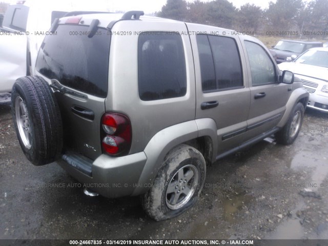 1J4GL38K85W684792 - 2005 JEEP LIBERTY RENEGADE GREEN photo 4