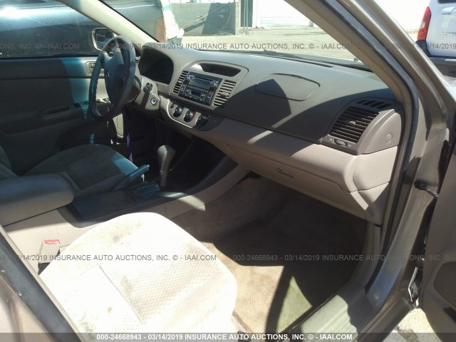 4T1BF32K52U526493 - 2002 TOYOTA CAMRY LE/XLE/SE GOLD photo 5