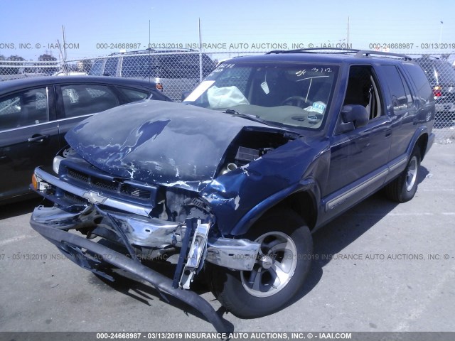 1GNCS13W4YK133283 - 2000 CHEVROLET BLAZER BLUE photo 2