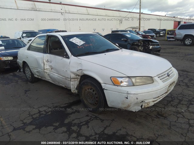 JT2BG22K6W0145169 - 1998 TOYOTA CAMRY CE/LE/XLE WHITE photo 1