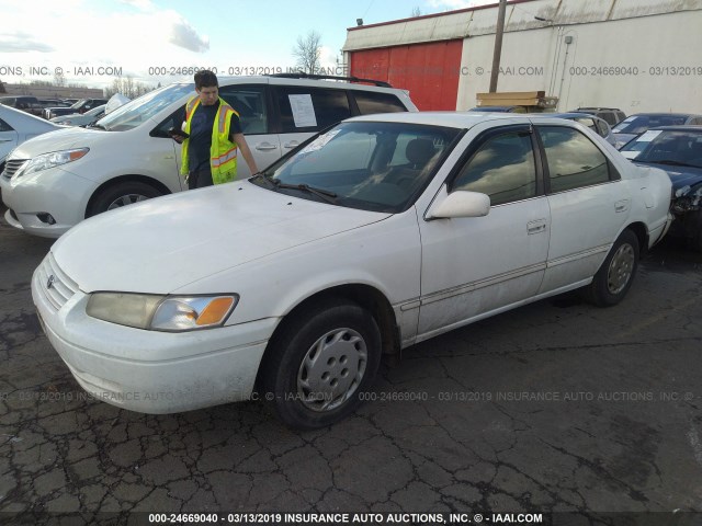 JT2BG22K6W0145169 - 1998 TOYOTA CAMRY CE/LE/XLE WHITE photo 2