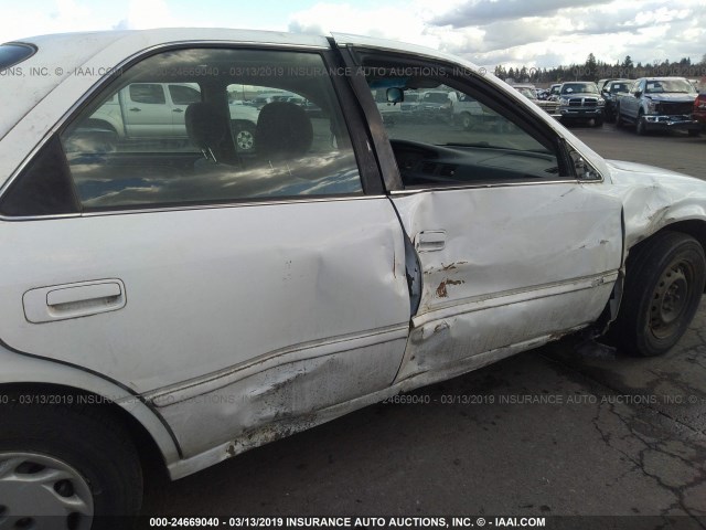 JT2BG22K6W0145169 - 1998 TOYOTA CAMRY CE/LE/XLE WHITE photo 6