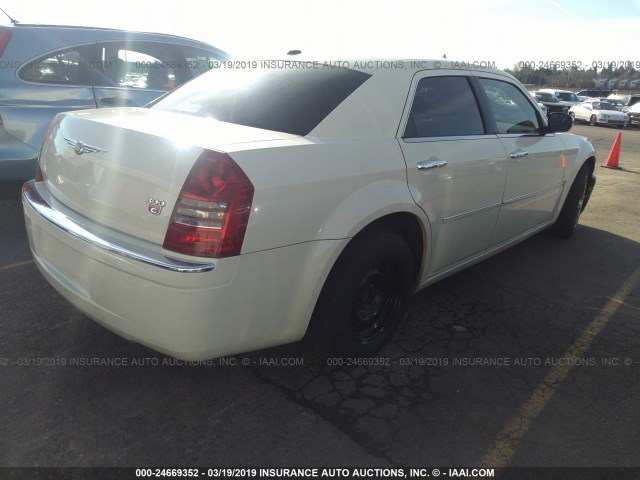 2C3KA63H47H898557 - 2007 CHRYSLER 300C WHITE photo 4