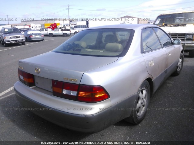 JT8BF28G2W5014917 - 1998 LEXUS ES 300 SILVER photo 4