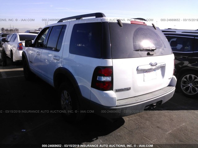 1FMEU63E57UB36403 - 2007 FORD EXPLORER XLT WHITE photo 3