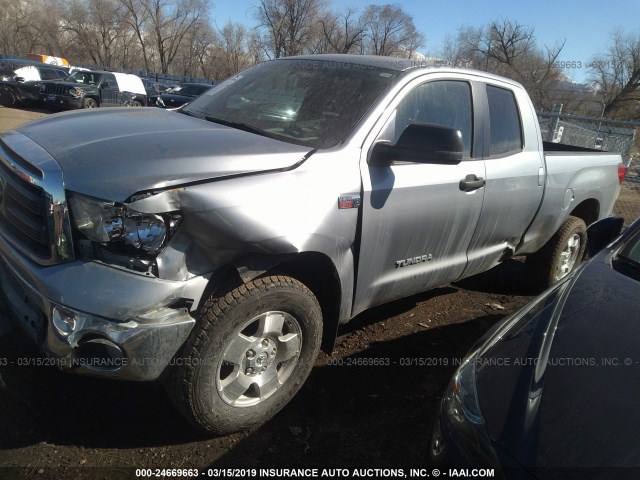 5TFUY5F14BX192699 - 2011 TOYOTA TUNDRA DOUBLE CAB SR5 SILVER photo 2