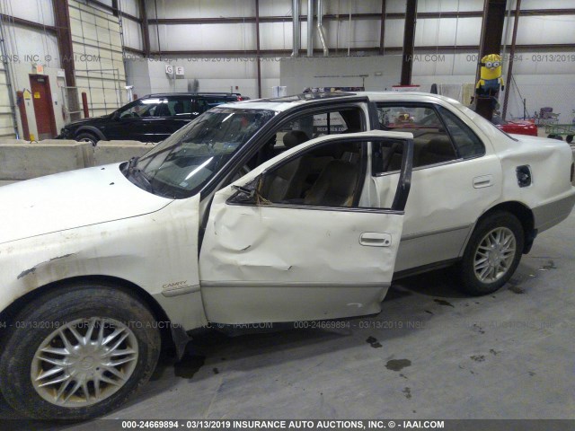 JT2BF12K8T0138376 - 1996 TOYOTA CAMRY LE/XLE/SE WHITE photo 6