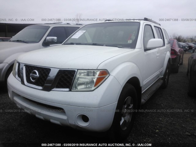 5N1AR18U25C786568 - 2005 NISSAN PATHFINDER LE/SE/XE WHITE photo 2