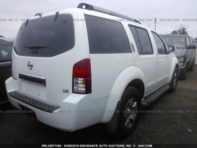 5N1AR18U25C786568 - 2005 NISSAN PATHFINDER LE/SE/XE WHITE photo 4
