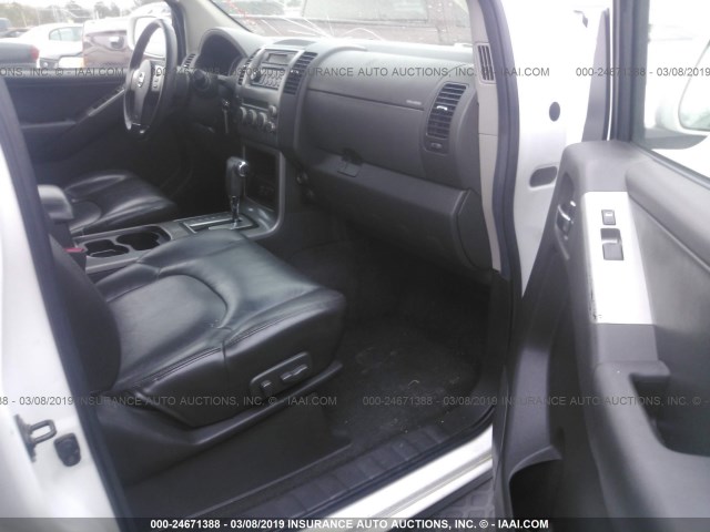 5N1AR18U25C786568 - 2005 NISSAN PATHFINDER LE/SE/XE WHITE photo 5
