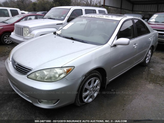 JTDBF30K050164754 - 2005 TOYOTA CAMRY LE/XLE/SE SILVER photo 2