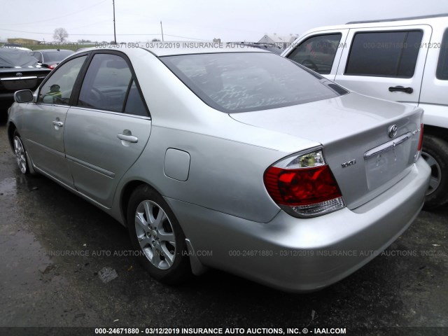JTDBF30K050164754 - 2005 TOYOTA CAMRY LE/XLE/SE SILVER photo 3