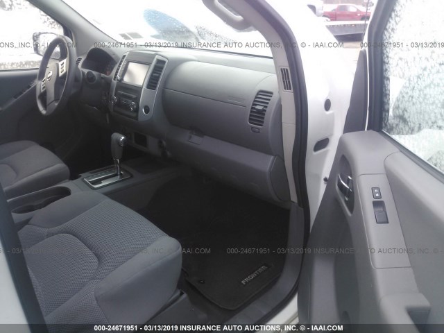 1N6AD0EV2KN719959 - 2019 NISSAN FRONTIER WHITE photo 5