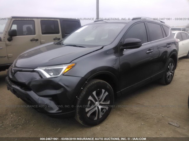 JTMZFREV6JJ738329 - 2018 TOYOTA RAV4 LE GRAY photo 2