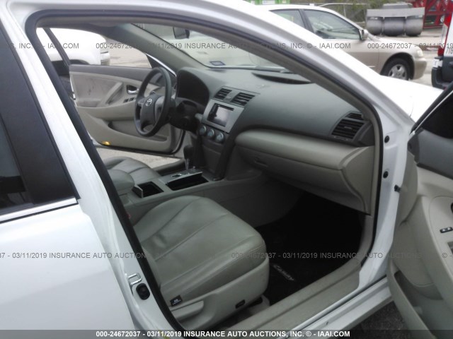 4T1BF3EK4BU632302 - 2011 TOYOTA CAMRY SE/LE/XLE 白色 照片 5