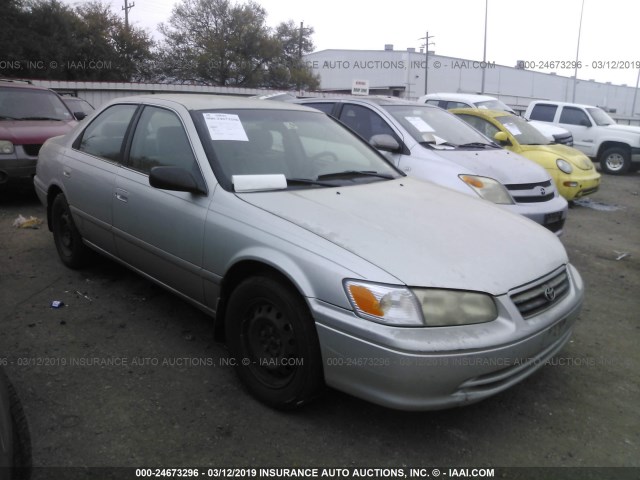 JT2BG22K210595765 - 2001 TOYOTA CAMRY CE/LE/XLE SILVER photo 1