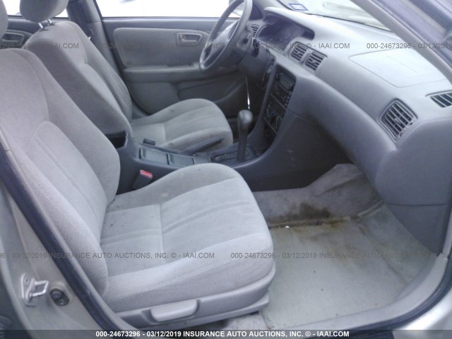 JT2BG22K210595765 - 2001 TOYOTA CAMRY CE/LE/XLE SILVER photo 5