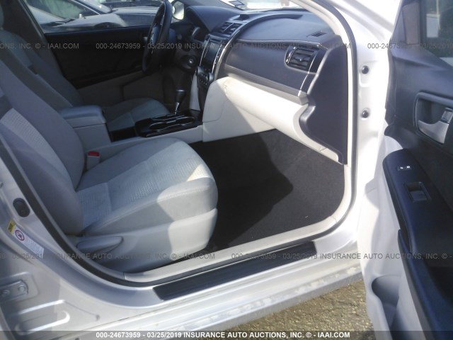 4T4BF1FK1ER432720 - 2014 TOYOTA CAMRY L/SE/LE/XLE 银色 照片 5