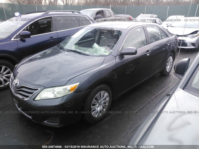 4T1BF3EK9BU155964 - 2011 TOYOTA CAMRY SE/LE/XLE GRAY photo 2