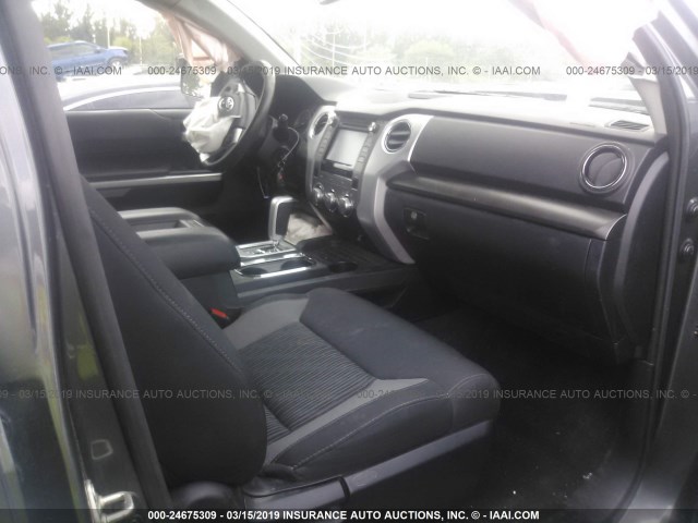 5TFRM5F18HX112511 - 2017 TOYOTA TUNDRA DOUBLE CAB SR/SR5 GRAY photo 5
