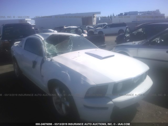 1ZVHT82H585162682 - 2008 FORD MUSTANG GT WHITE photo 1