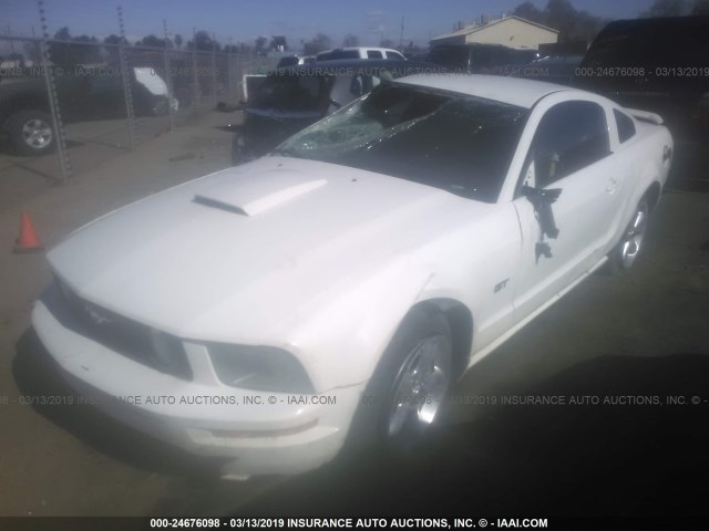 1ZVHT82H585162682 - 2008 FORD MUSTANG GT WHITE photo 2