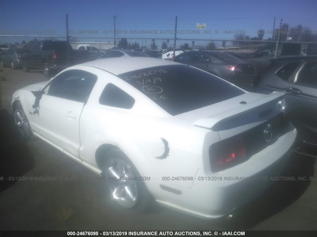 1ZVHT82H585162682 - 2008 FORD MUSTANG GT WHITE photo 3