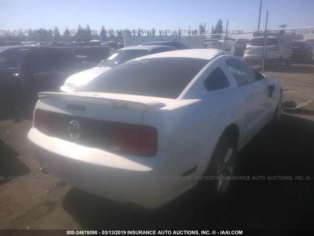 1ZVHT82H585162682 - 2008 FORD MUSTANG GT WHITE photo 4