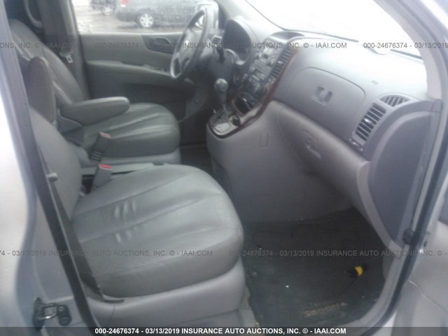 KNDMB233976112882 - 2007 KIA SEDONA EX/LX SILVER photo 5