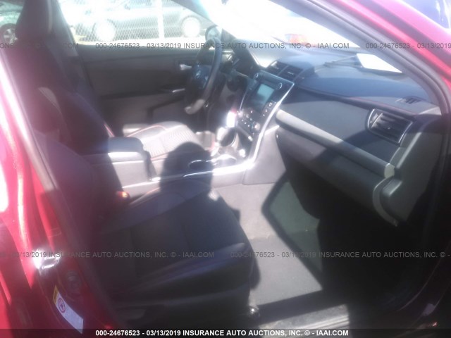 4T1BF1FK1FU978901 - 2015 TOYOTA CAMRY LE/XLE/SE/XSE წითელი ფოტო 5