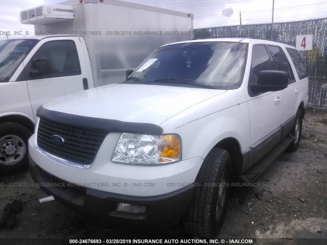 1FMRU15W34LB72540 - 2004 FORD EXPEDITION XLT WHITE photo 2